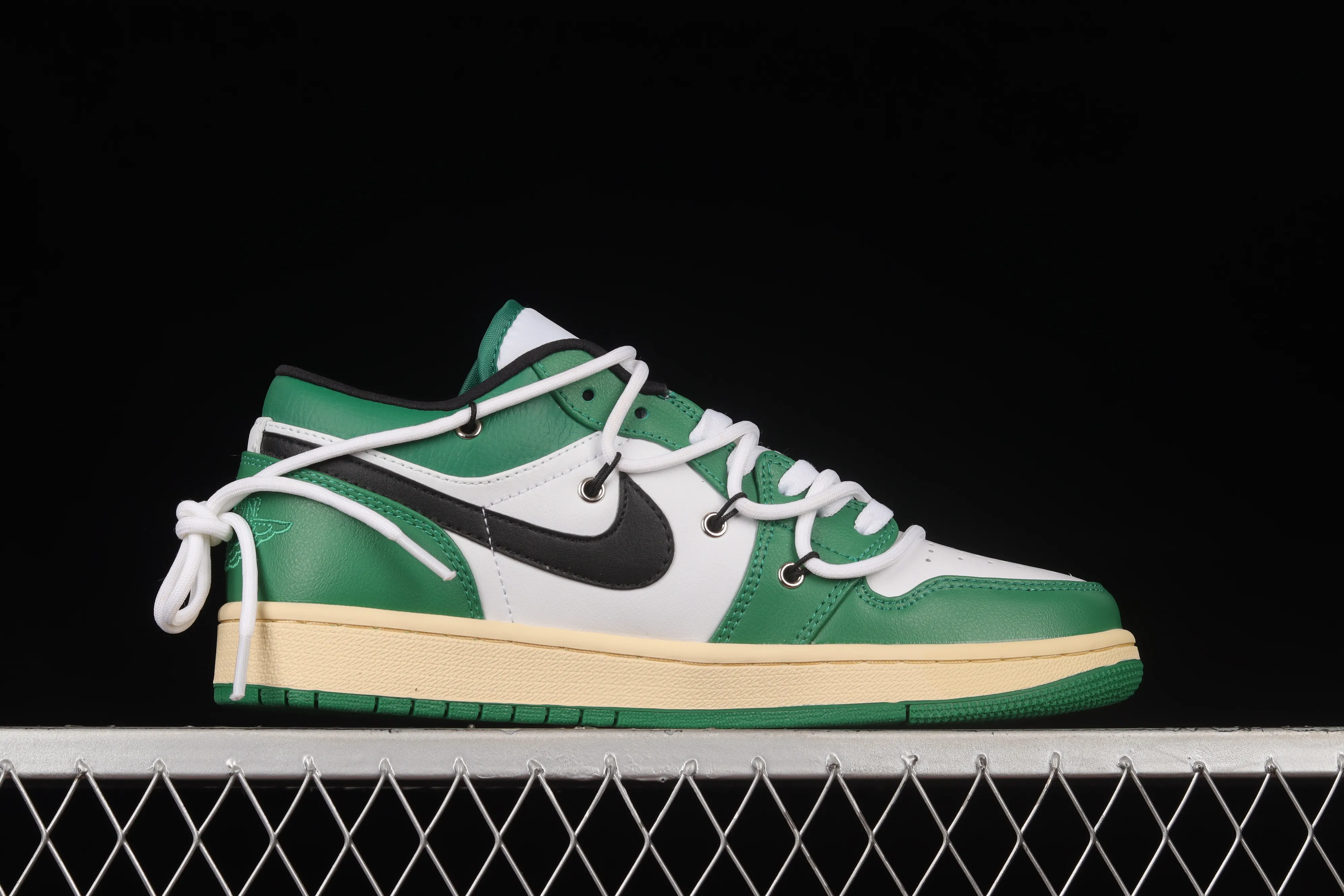 All categories Air Jordan Jordan series basketball shoes Air Jordan 1 Low Z version Air Jordan 1 Low AJ1 Joe 1 customized version Vibe flavor deconstruction Sports culture basketball shoes 553558-129